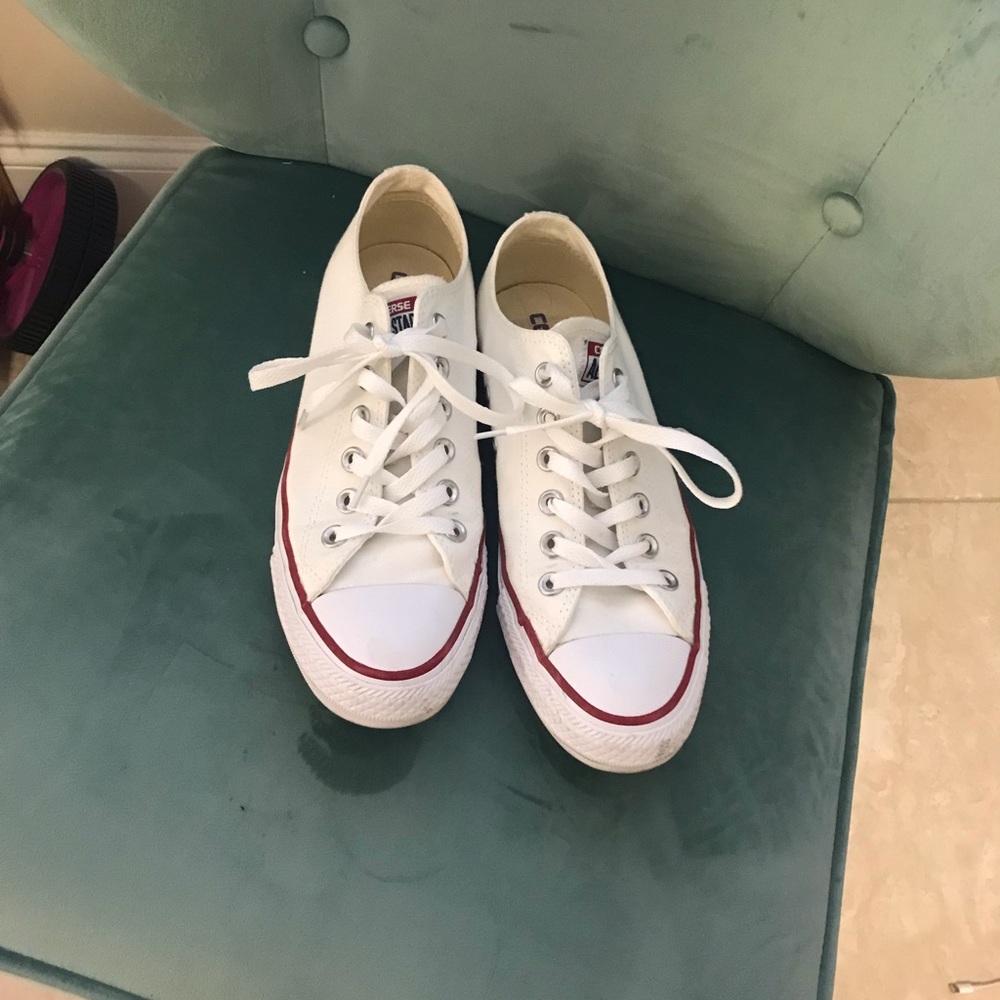 White Converse Chuck Taylor allstars. Size 7.5